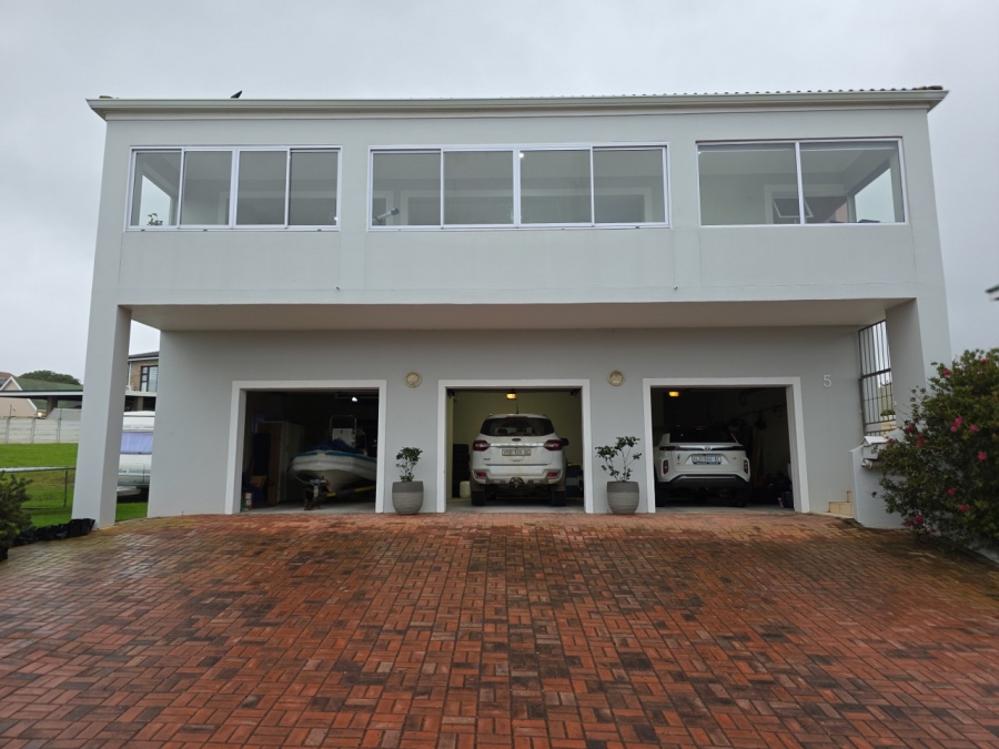 5 Bedroom Property for Sale in Wavecrest Eastern Cape
